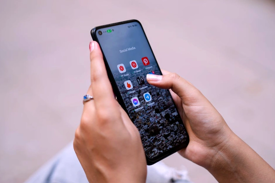 Interfaccia utente di un'applicazione mobile moderna sviluppata da Summerapp.